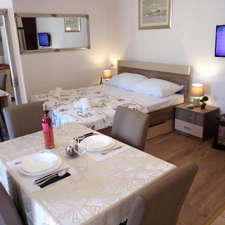 M&K Studio Apartment Tisno Buitenkant foto