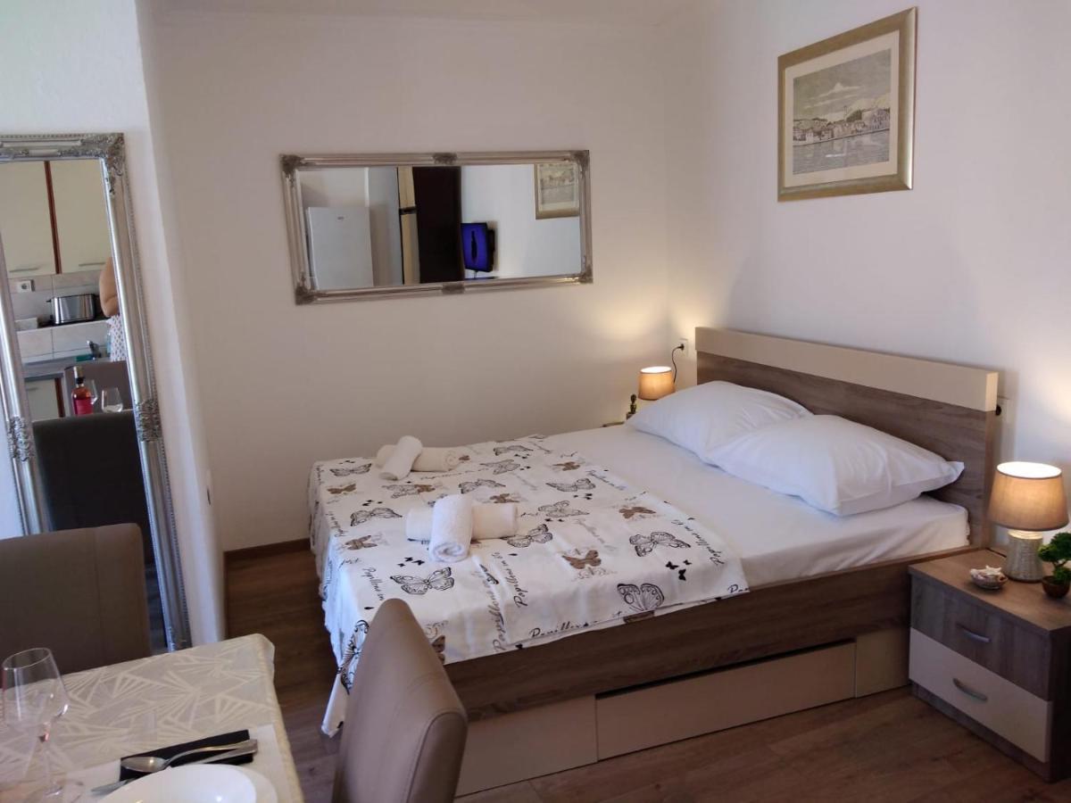 M&K Studio Apartment Tisno Buitenkant foto